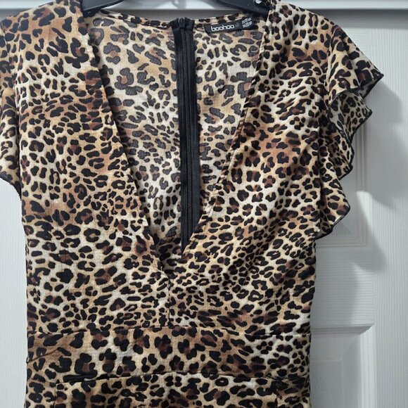 Boohoo animal print maxi with deep neckline and flutter sleeves Size 16 - Picture 3 of 9